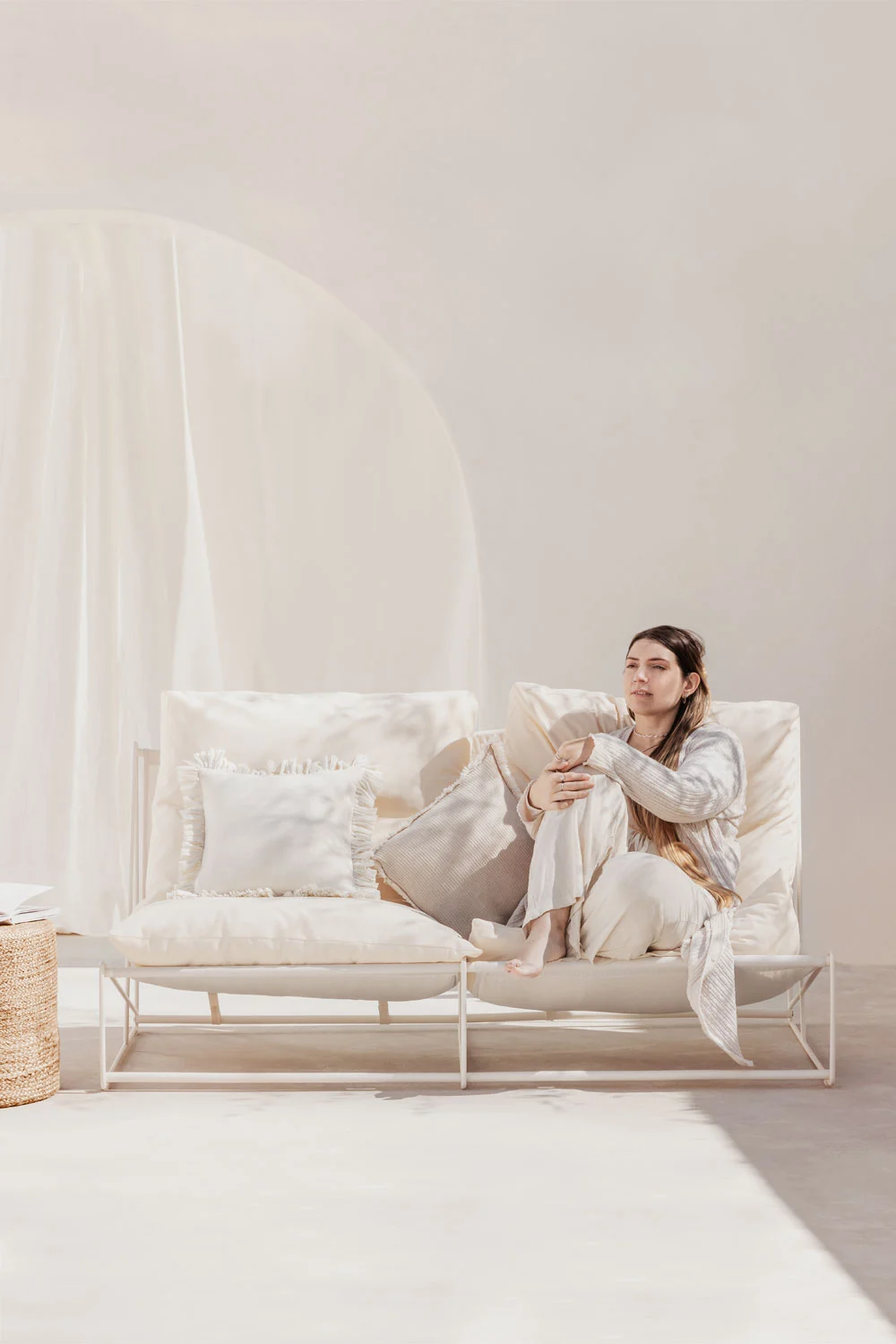 Bequemes Outdoor-Sofa für 2 Personen Amaro von Sklum in Beige und Weiß mit Stoffkissen und Metallgestell