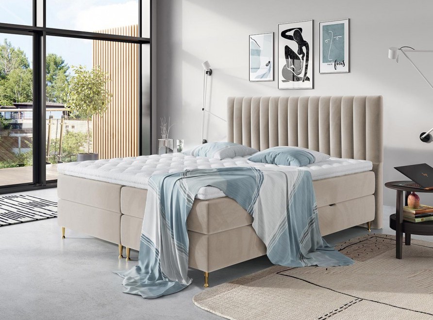 Beiges Boxspringbett Ratel mit Bettkasten von MIRJAN 24 mit goldenen Füßen und hohem Kopfteil im Schlafzimmer