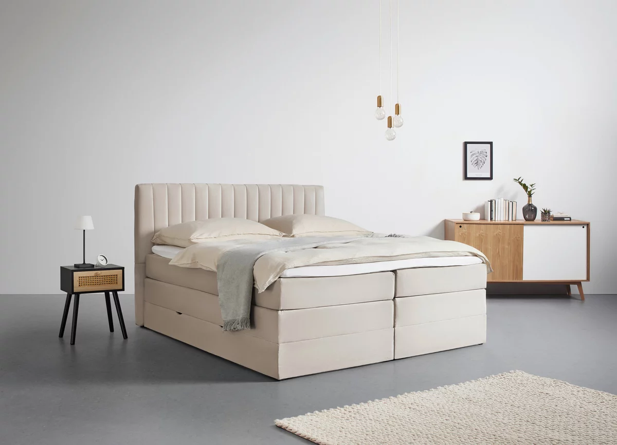 Beiges/Cremefarbenes Boxspringbett Simon in Samt mit Stauraum und Rillen im Kopfteil für einen modernen Look in einem schlichten Schlafzimmer von mömax