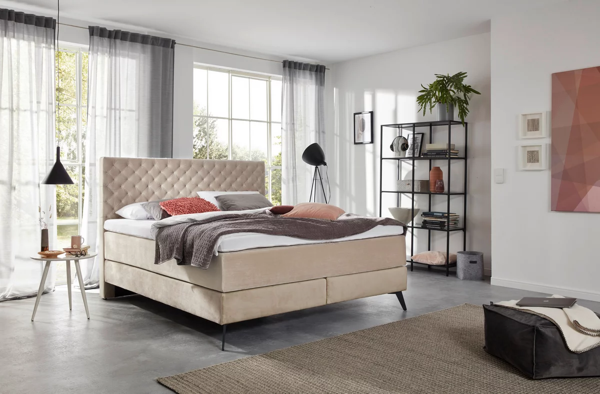 Beiges/Cremefarbenes Boxspringbett in Samt mit Knöpfen im Kopfteil für einen edlen Look in einem modernen Schlafzimmer von visionight bei XXXLutz 