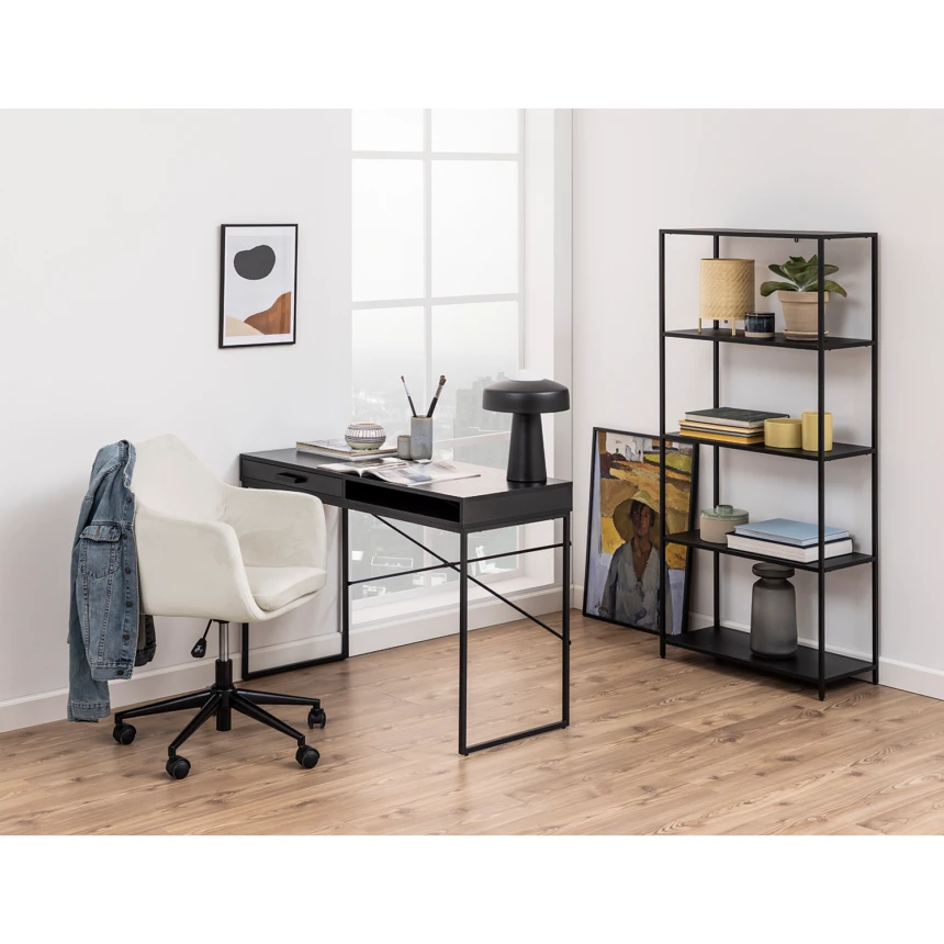 Moderner Bürostuhl Nicholas in cremefarbenen Samtstoff mit Armlehnen und schwarzem Gestell von Mørteens in einem modernen Büro mit schwarzen Metallmöbeln