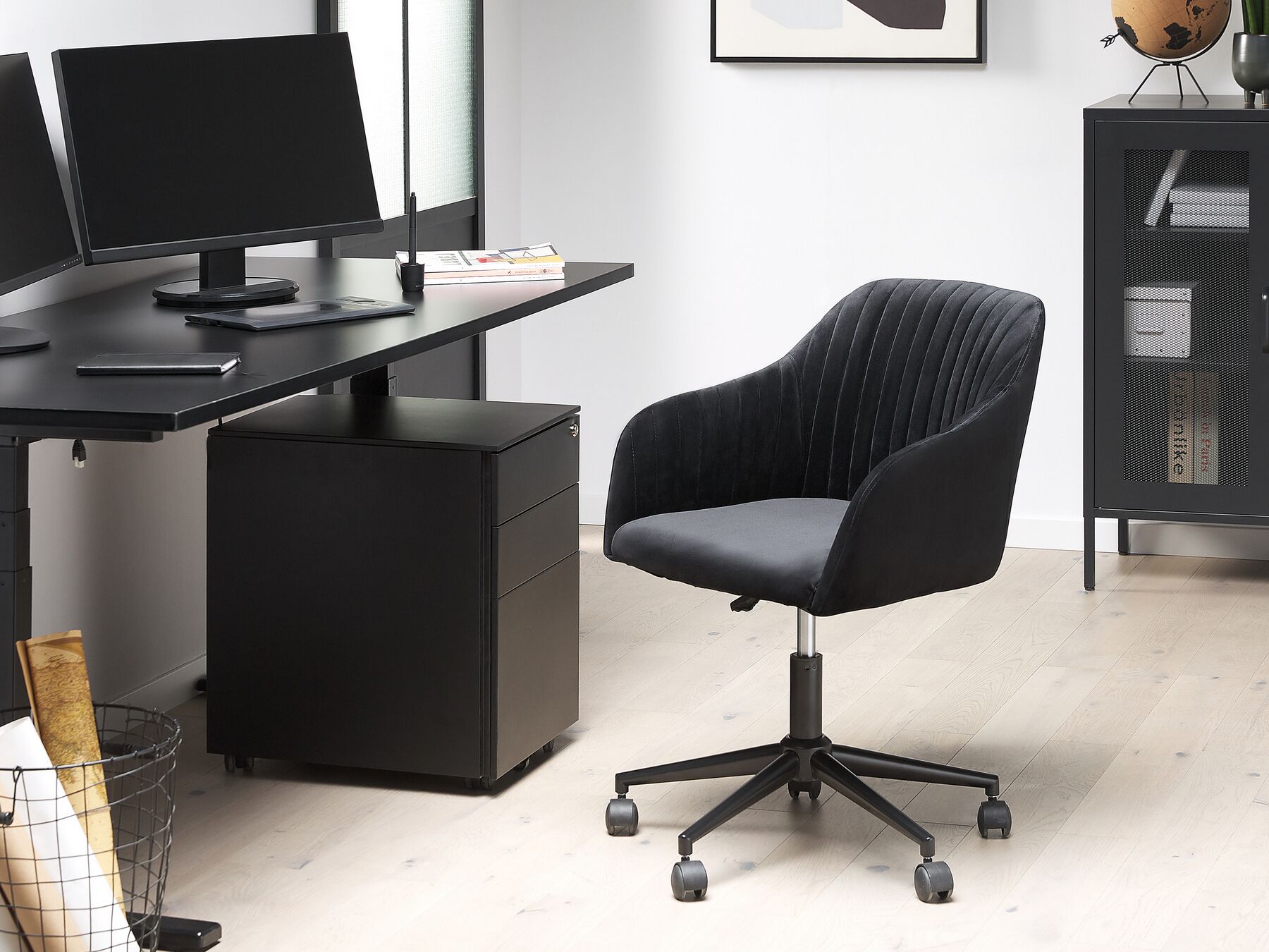 Moderner Bürostuhl Venice in schwarzem Samtstoff mit Rillen und mit schwarzem Gestell mit Rollen von Beliani in einem modernen Büro in schwarz