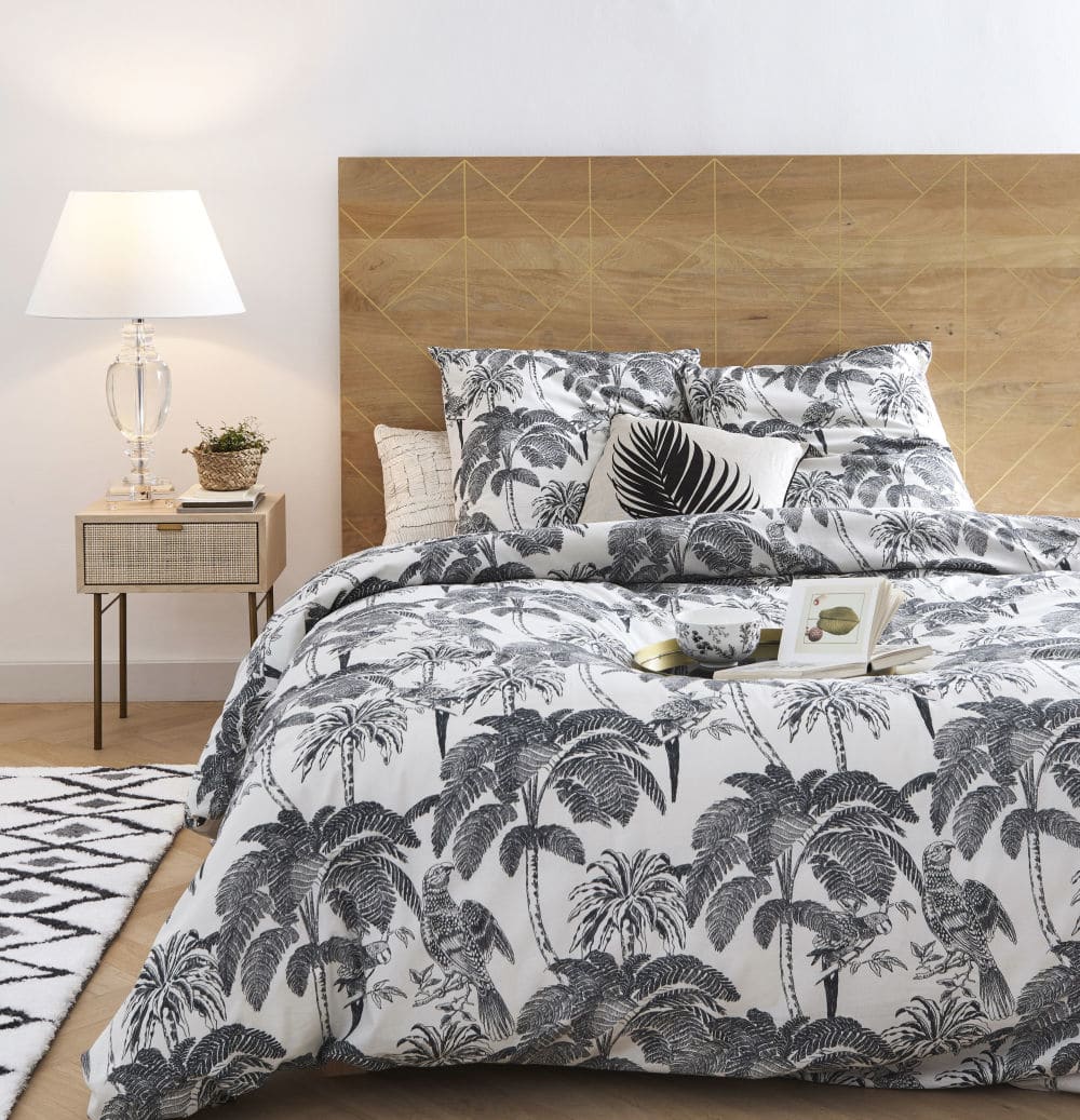 Boho-Style Nachttisch Solstice in Rattan und hellen Holz mit einer Schublade und goldenen Metallbeinen für einen eleganten Look von Maisons du Monde in einem modernen Schlafzimmer