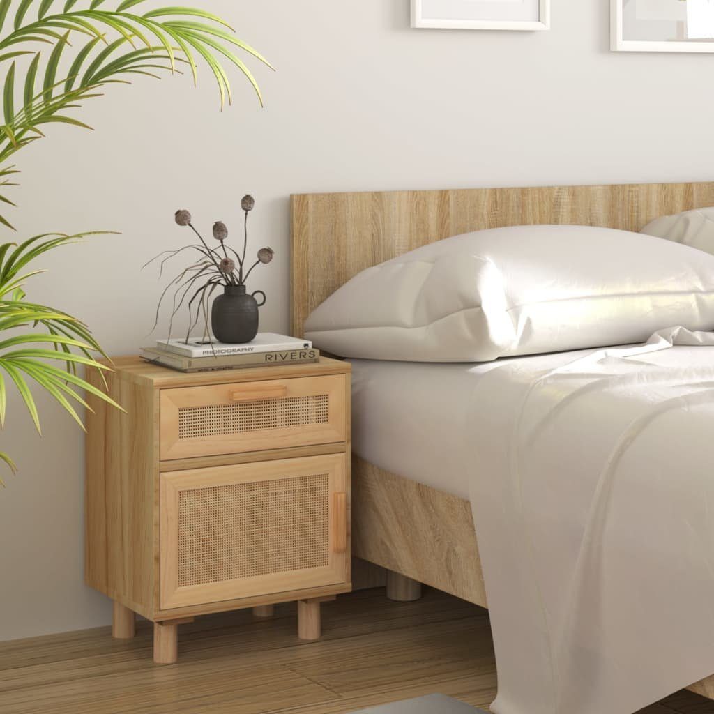 Boho-Style Nachttisch aus Rattan und Kieferholz mit Schubladen und Schrank auf vier Holzfüßen von vidaXL bei Otto.de in einem hellen Schlafzimmer