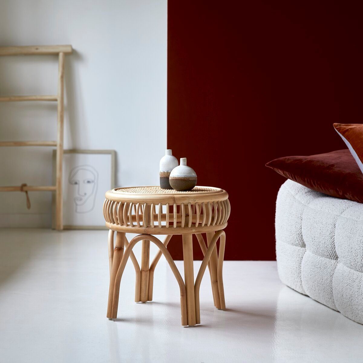 Boho-Style Nachttisch Zita aus Rattanrohr im ausgefallenen Design von Tikamoon bei Otto.de in einem rotem Schlafzimmer