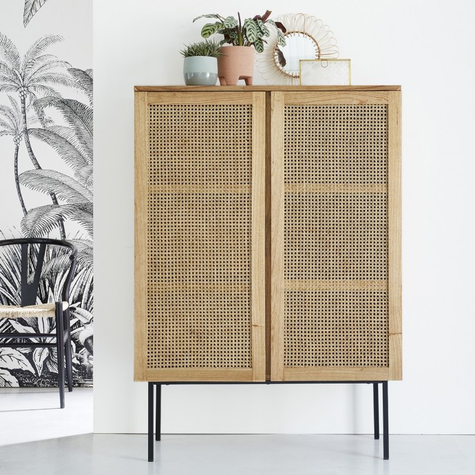 Schrank Hana von BDBD mit Wiener Geflecht und schwarzen Metallfüßen und zwei Flügeltüren in moderner Optik