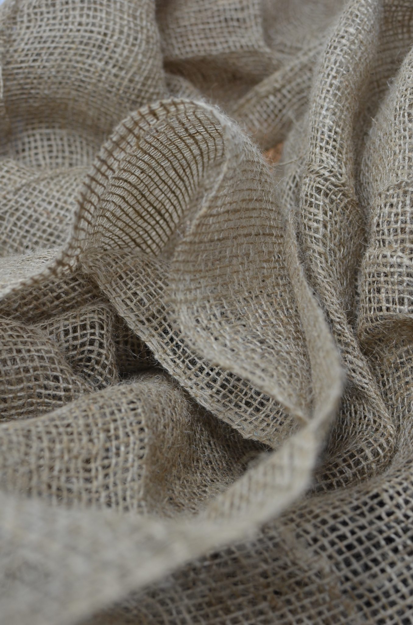 stoff-jute 2 abgerundete Couchtische mit Untergestell aus massivem Kiefernholz, L148cm