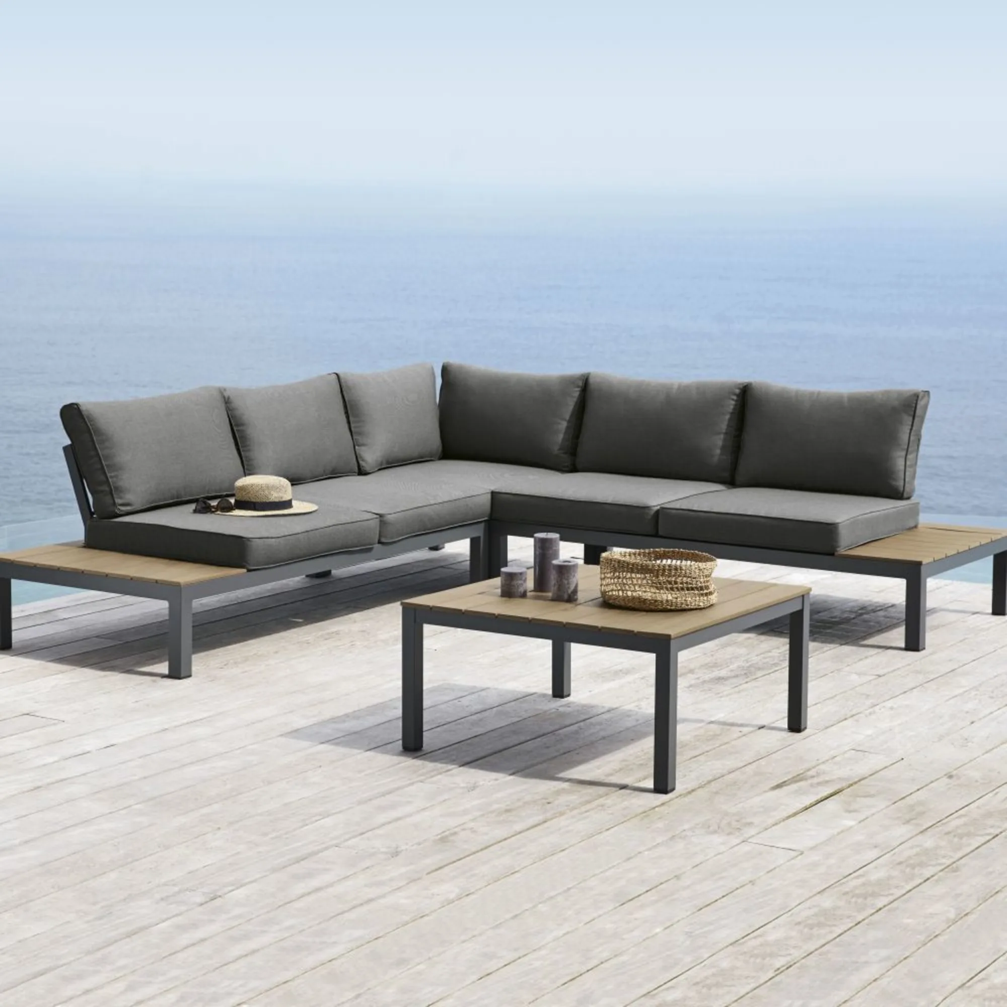 Modernes Terrassenmöbel Set Andaman mit l-förmiger Lounge und Beistelltisch mit bequemen Kissen in anthrazitfarben und Holz für 6 Personen von Maisons du Monde