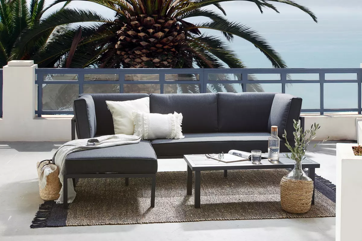 Moderne Lounge in L-Form mit Beistelltisch in schwarz mit anthrazitfarbenen Kissen und Metallgestell von Ambia Garden für die Terrasse