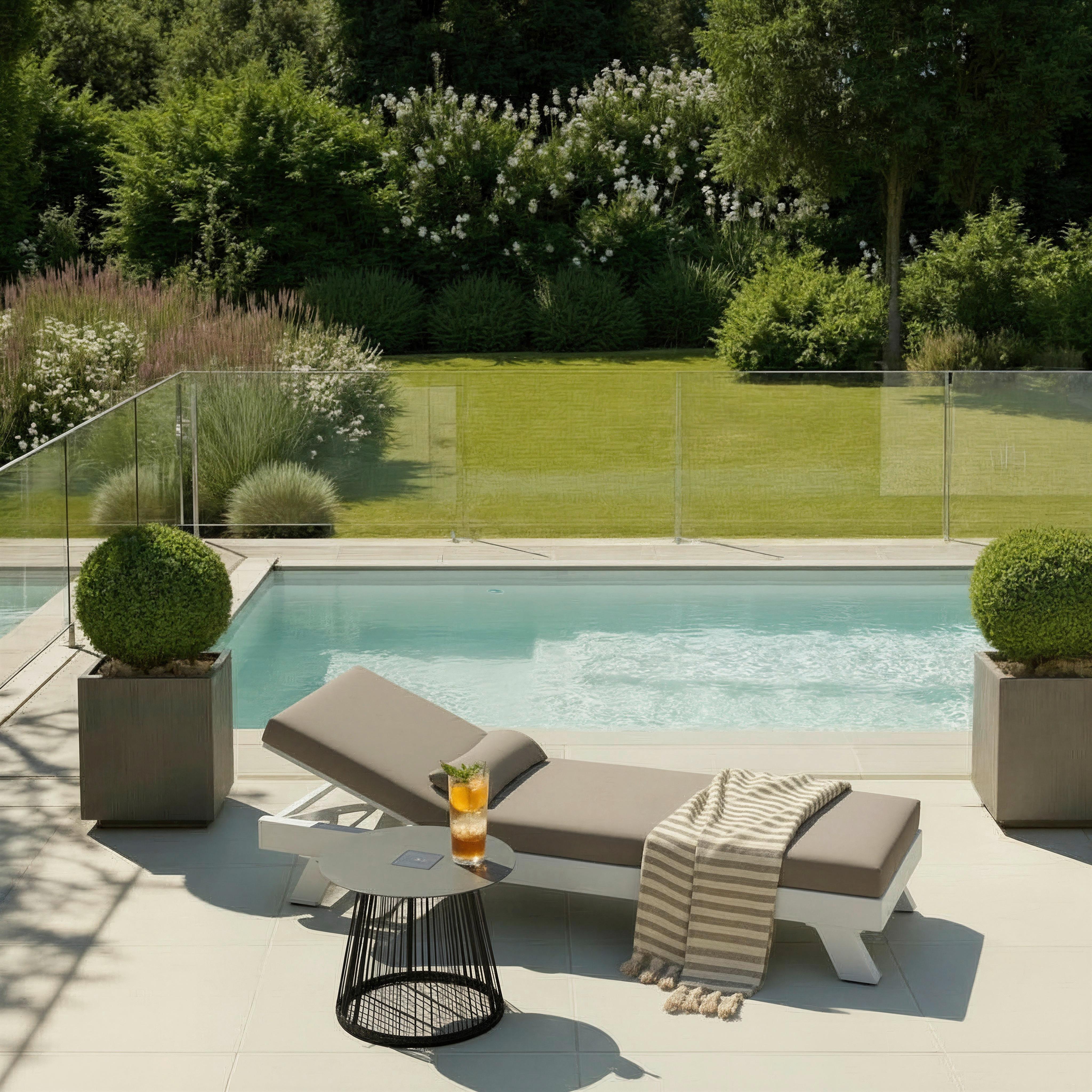 Wohnli Möbelsuche - Gartenliege Susa Hellgrau Metall/Outdoorstoff +Abdeckung