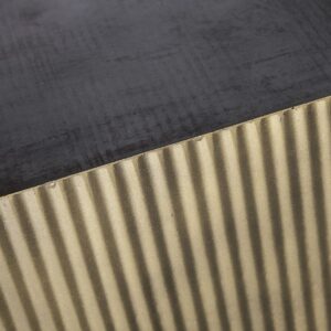 messingfarben und schwarz