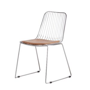 Wohnli Möbelsuche - Stuhl aus verchromtem Stahl und braunes Kissen in Antiklederoptik