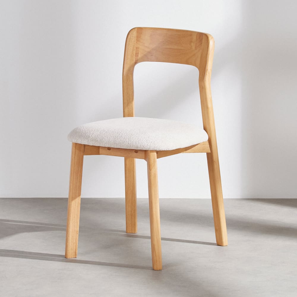 wohnli-moebel-suche-252511 Wohnli Möbelsuche - Stuhl aus hellem Gummibaumholz und elfenbeinfarbenem Stoff
