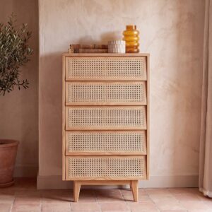 wohnli-moebel-suche-253259 Wohnli Möbelsuche - Kommode mit 5 Schubladen aus Kiefernholz und hellem Rattan