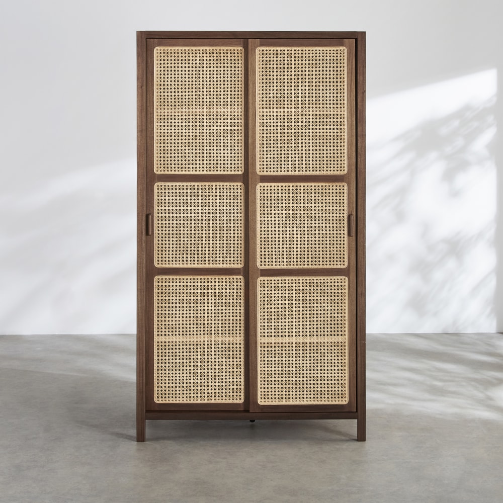 wohnli-moebel-suche-253260 Wohnli Möbelsuche - Zweitüriger Kleiderschrank mit Akazienfurnier und Rattanbespannung