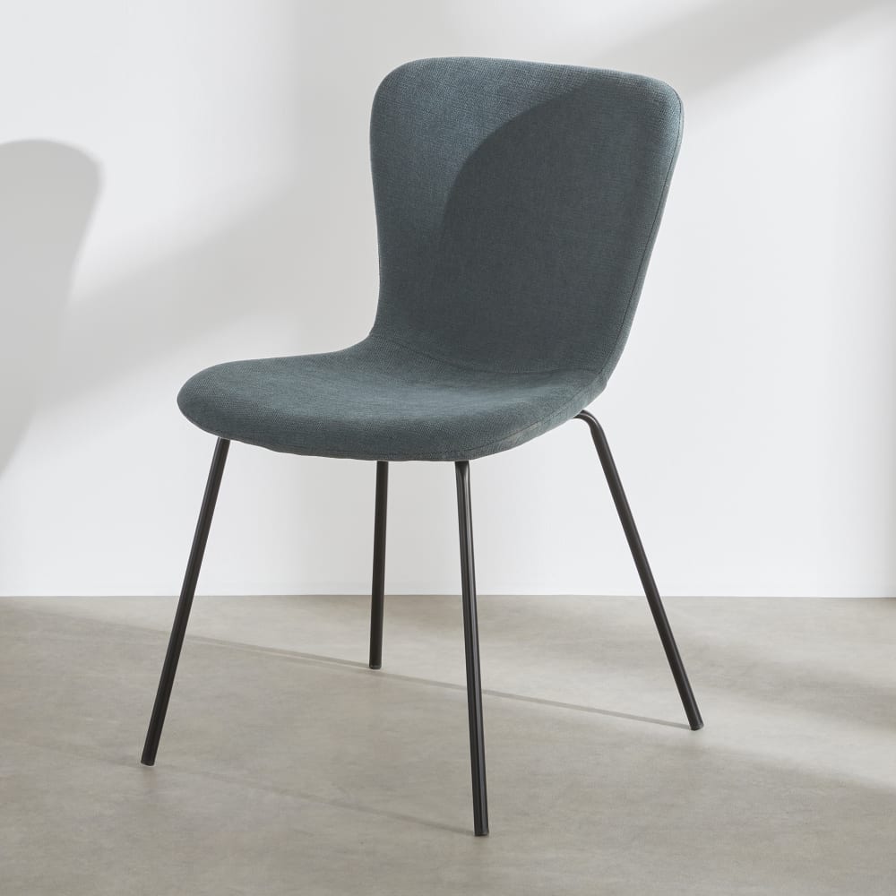 wohnli-moebel-suche-253714 Wohnli Möbelsuche - Stuhl mit blauem Chenille-Stoffbezug und schwarzen Stahlbeinen