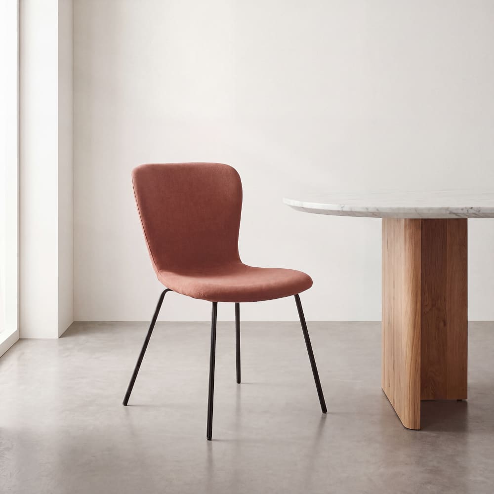 wohnli-moebel-suche-253718 Wohnli Möbelsuche - Stuhl mit rostfarbenem Chenille-Stoffbezug und schwarzen Stahlbeinen