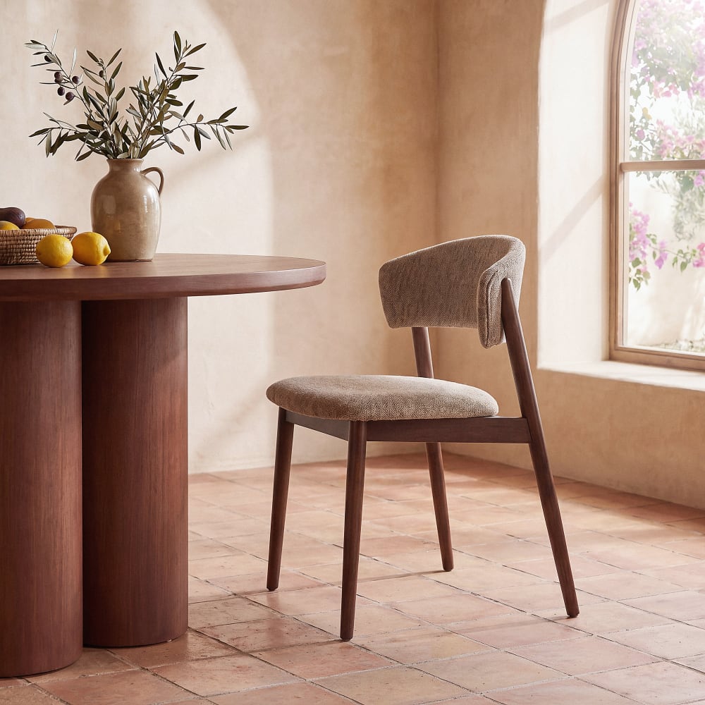 wohnli-moebel-suche-254294 Wohnli Möbelsuche - Stuhl mit Bezug aus mokkafarbenem Polyester-Polyacryl-Gewebe und Beinen aus dunklem Massivholz aus Eiche.