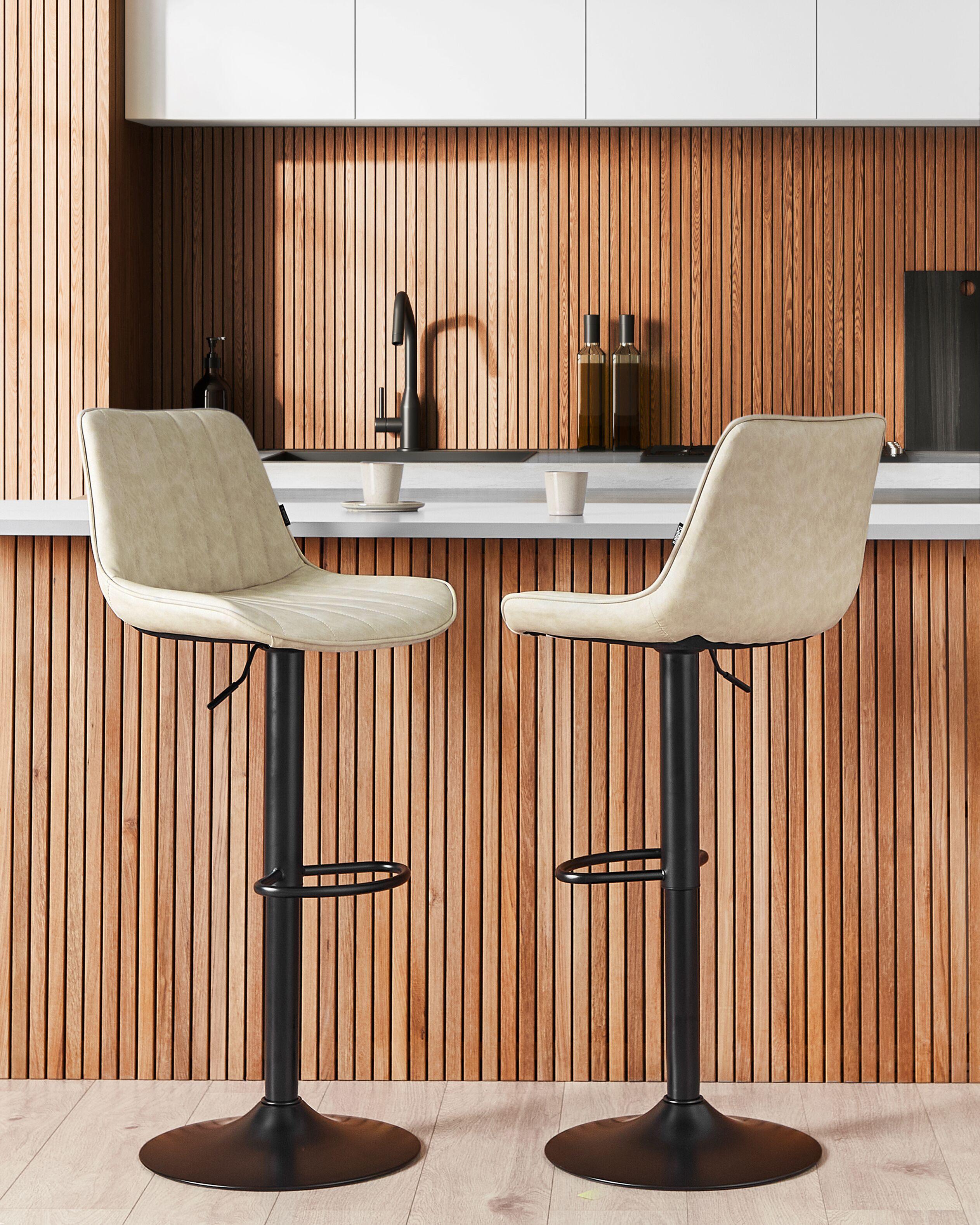 BARHOCKER 2er-Set Kunstleder Helles Beige Dubrovnik Kunststoff Beliani Möbel > Sessel > Hocker Beige