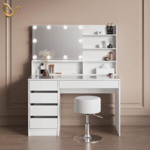 Hocker und Spiegelregal