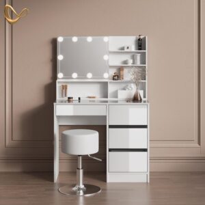 Hocker und Spiegelregal