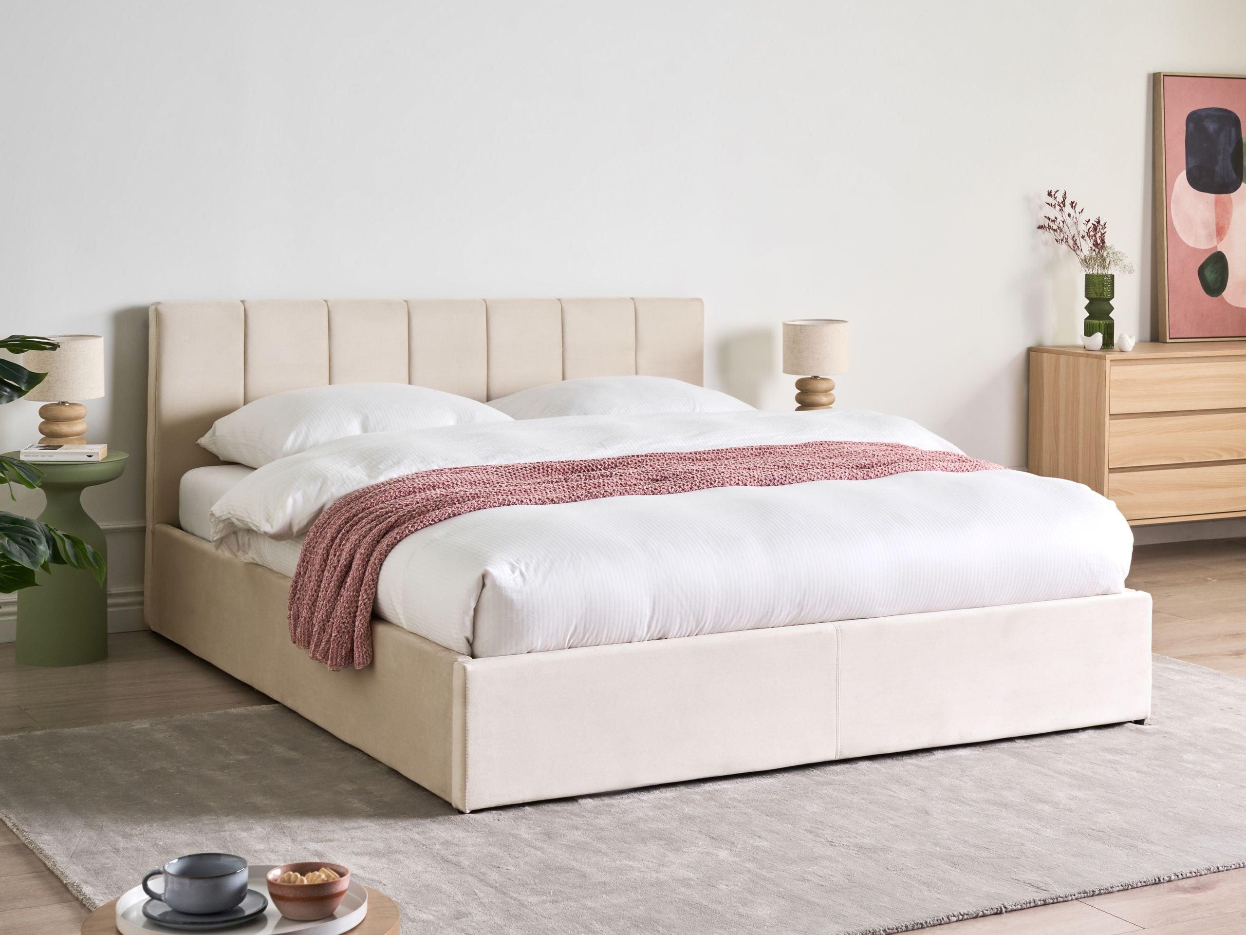 BETT mit Stauraum 160/200 cm Samtstoff Hellbeige Dreux Textil Beliani Möbel > Betten Beige