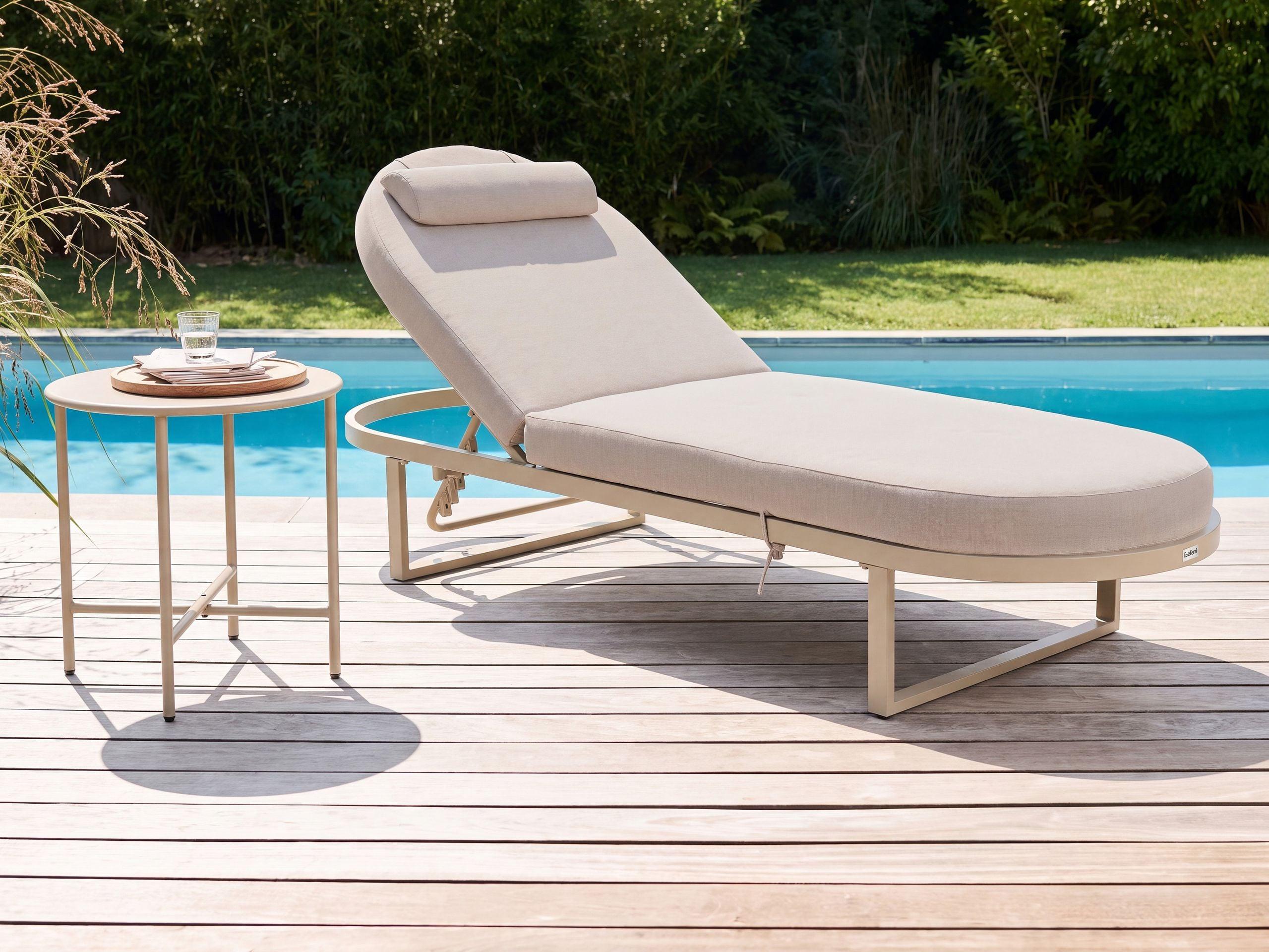 SONNENLIEGE mit Kissen Metall Beige Roncolo Metall Beliani Garten & Outdoor > Gartenmöbel > Gartenliegen Beige