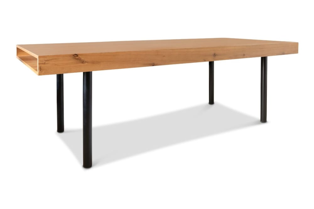 wohnli-moebel-suche-Esstisch-mit-10-Sitzplaetzen-aus-hellem-Holz-und-schwarzem-Metall Wohnli Möbelsuche - Esstisch mit 10 Sitzplätzen aus hellem Holz und schwarzem Metall
