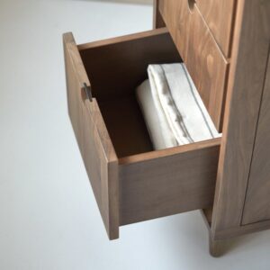 wohnli-moebel-suche-M20031649-1 Hochschrank aus massivem Nussbaum 40x180x35cm Holz Braun Tikamoon Möbel Badezimmermöbel Bad-Hochschränke