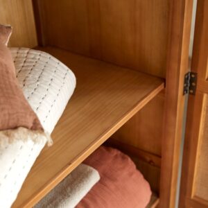 Esszimmerschrank aus Pinie und Rattangeflecht 85x200x55cm Holz Braun Tikamoon Möbel Schlafzimmermöbel Schränke