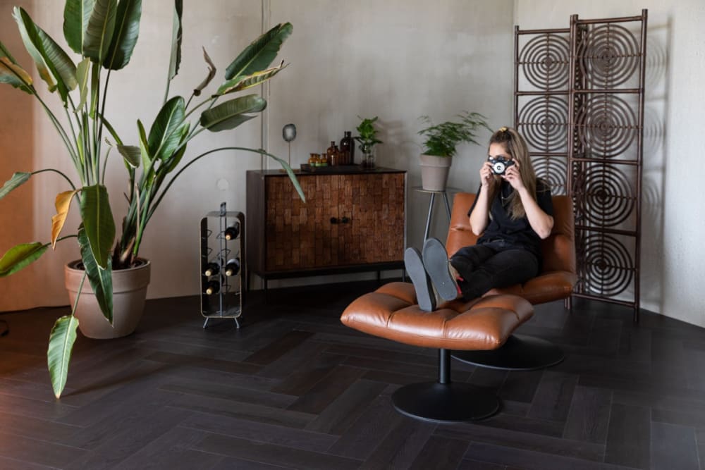 Niedriger Hocker aus braunem Kunstleder 67x46x51cm PVC und Synthetik Braun Dutchbone Möbel Wohnzimmermöbel Hocker