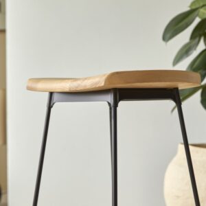 Hoher Hocker Esche und Metall black 43x76x42cm Holz Schwarz Tikamoon Möbel Wohnzimmermöbel Hocker