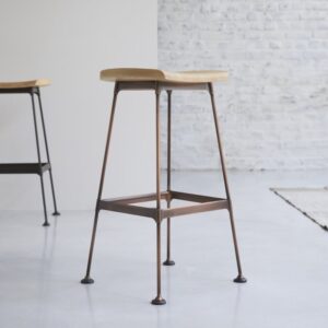 Wohnli Möbelsuche - Hoher Hocker aus Esche und Metall copper
