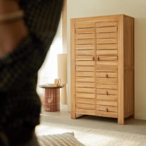 Wohnli Möbelsuche - Kleiderschrank mit Kleiderstange aus massivem Teak