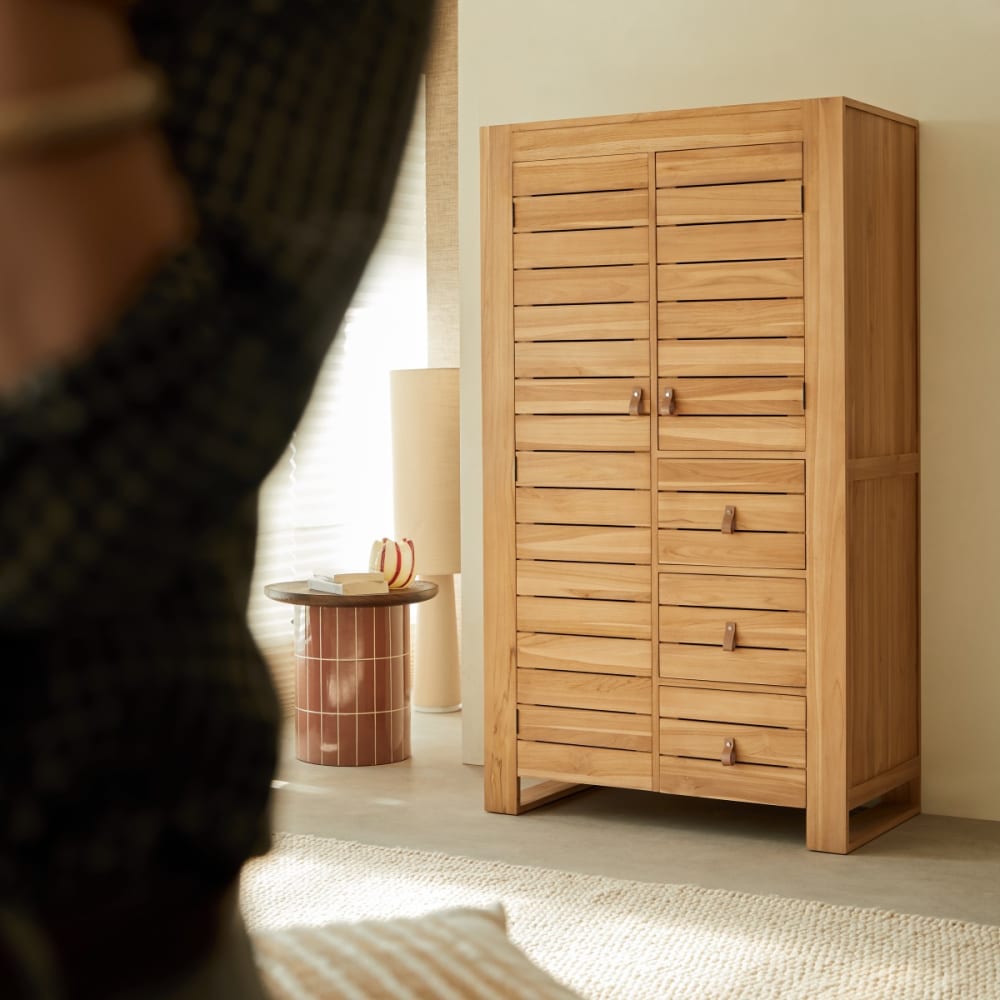 Wohnli Möbelsuche - Kleiderschrank mit Kleiderstange aus massivem Teak