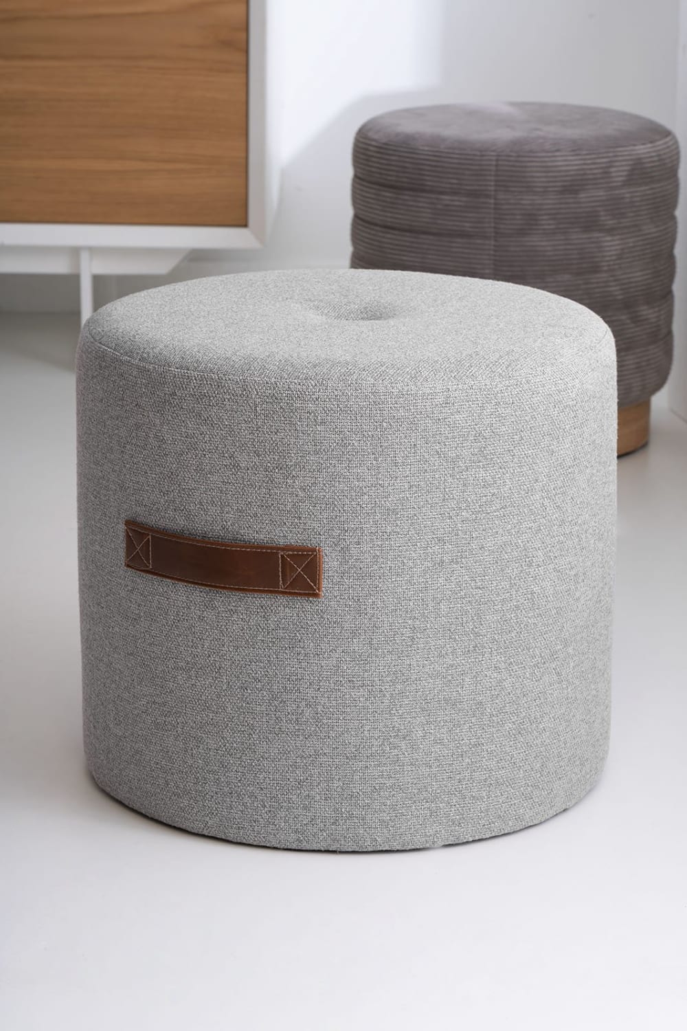 wohnli-moebel-suche-M21117986-1 Runder Pouf mit Ledergriff in Braun und in Hellgrau. 44x40x44cm PES - Polyester Grau Koketto Home Sofas und Sessel Sessel, Poufs und Fußbänke Sitzsäcke