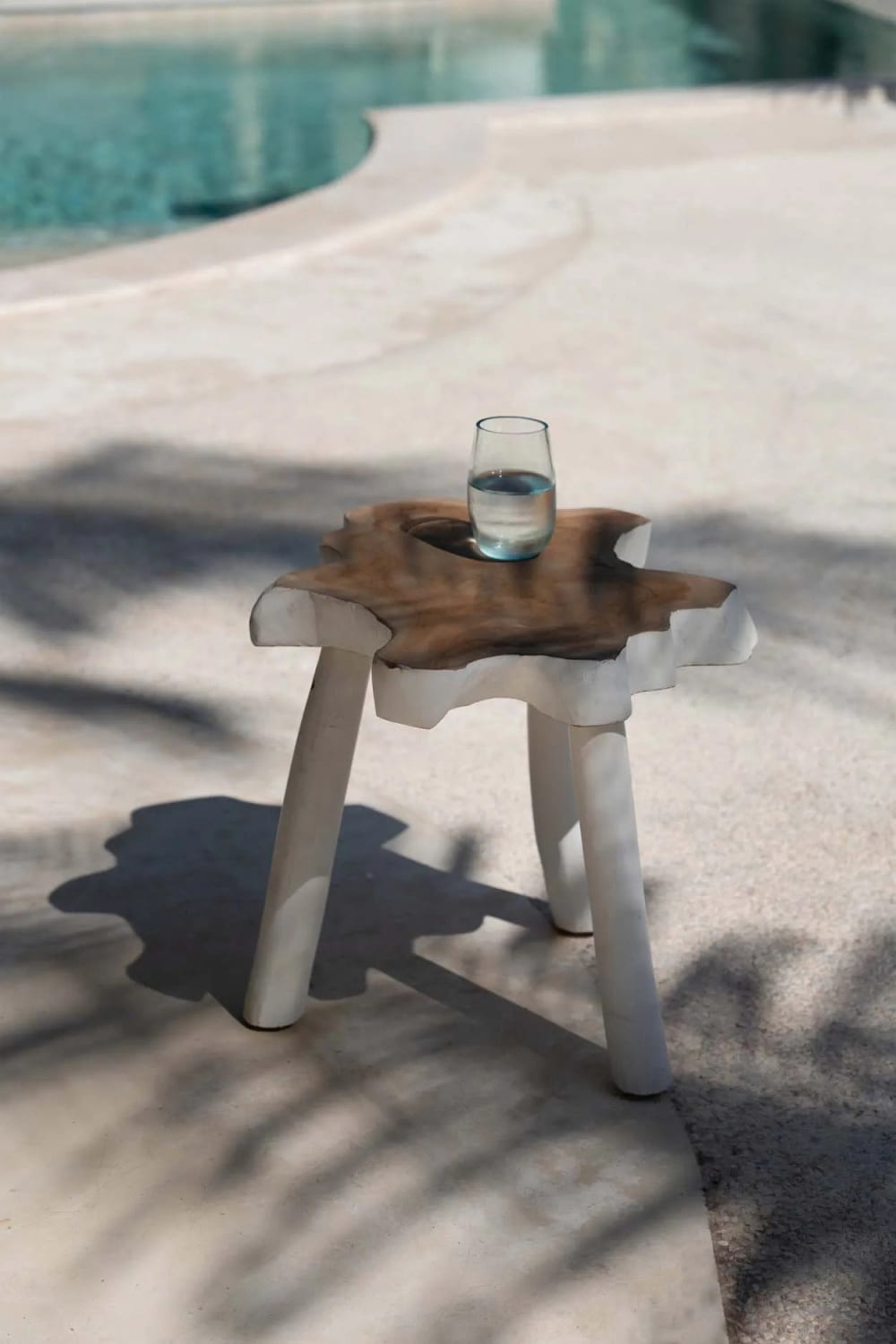 Beistelltisch aus Teakholz in braun und weiß, 45 x 45 x 40 cm 45x40x45cm Holz Weiß Bazar Bizar Möbel Wohnzimmermöbel Beistelltische