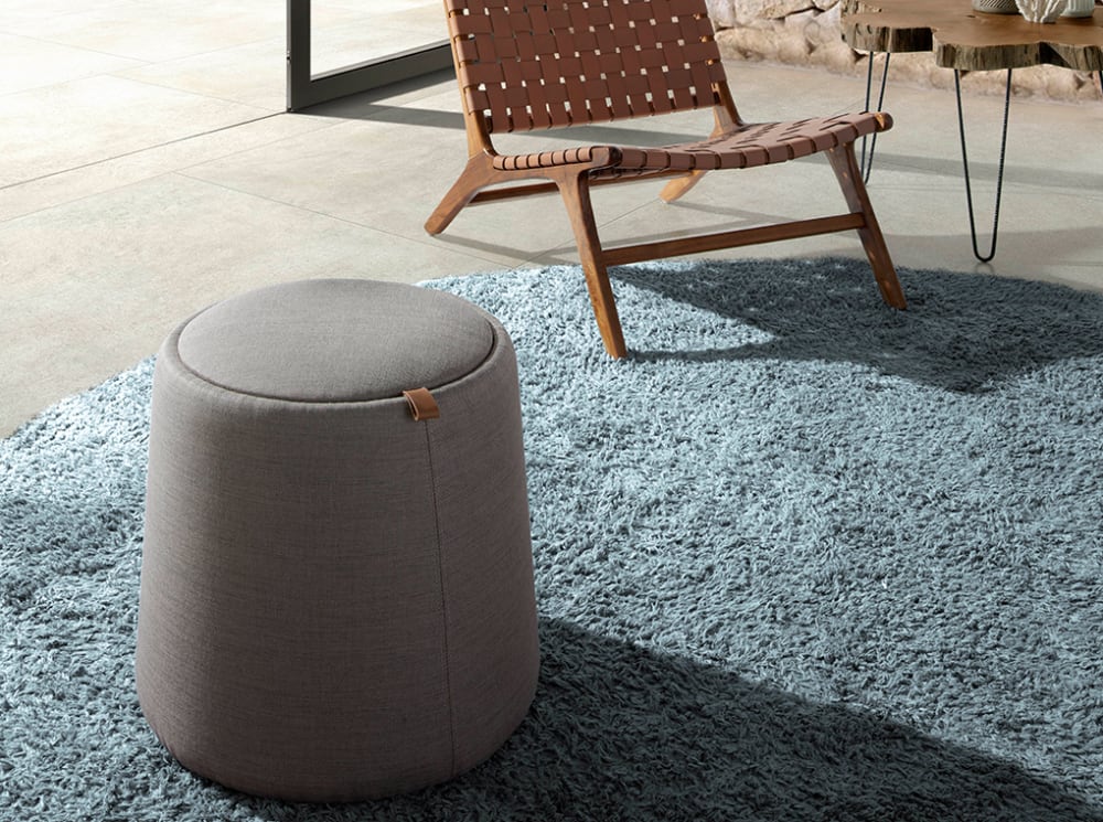 Hocker gepolstert mit grauem Stoff 44x40x44cm Stoff Grau Angel Cerda Sofas und Sessel Sessel, Poufs und Fußbänke Sitzsäcke
