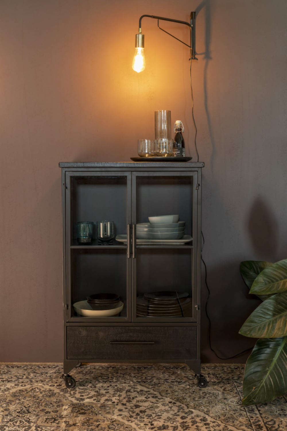 Vitrine auf Rollen aus Stahl und schwarzem Holz H 105 65x105x35cm Stahl Schwarz White label Möbel Esszimmermöbel Vitrine und Vitrinenschrank