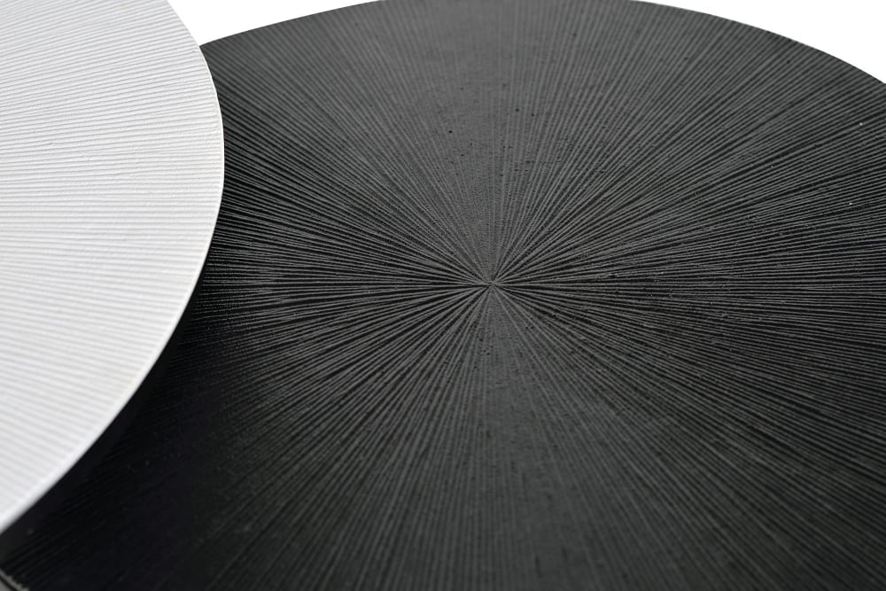 Set aus 2 Couchtischen mit Metallstruktur und -platten 76x45x76cm Aluminium Weiß GINER Y COLOMER Möbel Wohnzimmermöbel Beistelltische