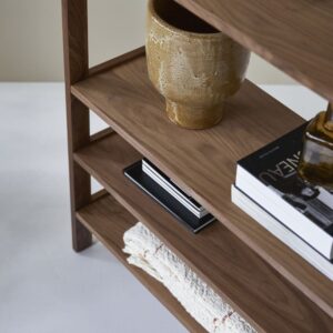 Bücherregal aus Nussbaum 110x105x35cm Holz Braun Tikamoon Möbel Wohnzimmermöbel Bücherregale