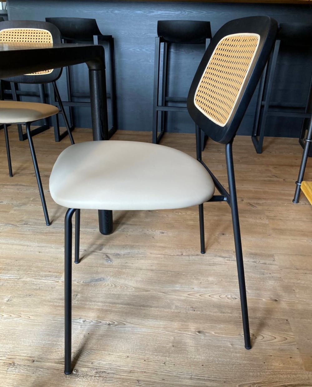 2 Essstühle aus Kunstleder in Beige 48x80x44cm PVC und Synthetik Beige Mathi Design Möbel Esszimmermöbel Stühle