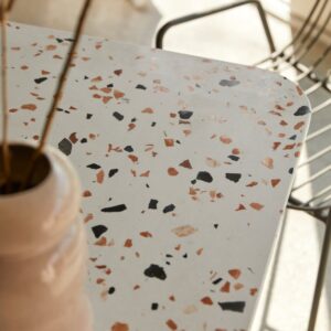 Rechteckiger Tisch aus Premium-Terrazzo und Metall brown 4–6 Pers. 160x76x90cm Naturstein Braun Tikamoon Möbel Esszimmermöbel Esstische