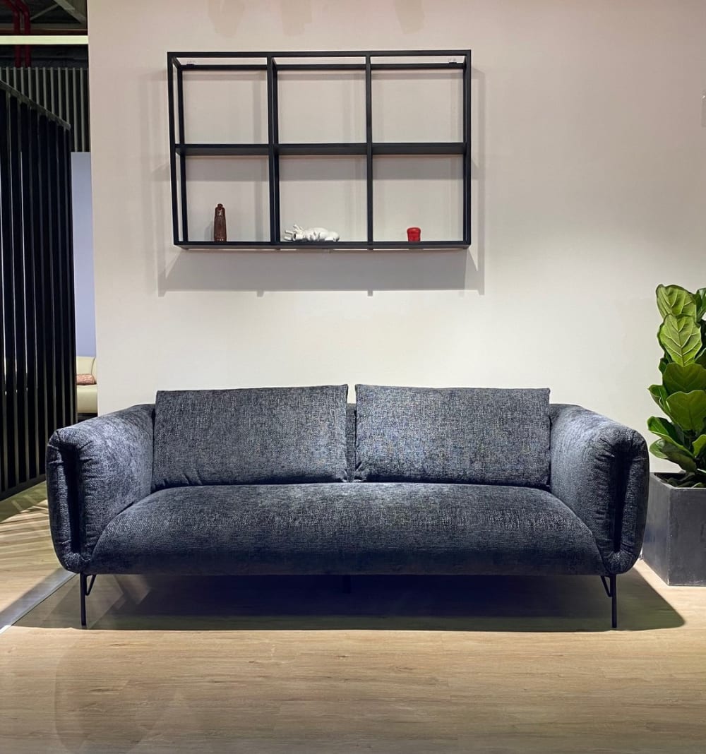 3-Sitzer-Sofa aus anthrazitfarbenem Stoff mit schwarzen Stahlfüßen 212x83x96cm Stoff Grau Mathi Design Sofas und Sessel Sofas 2-Sitzer-Sofas & 3-Sitzer-Sofas