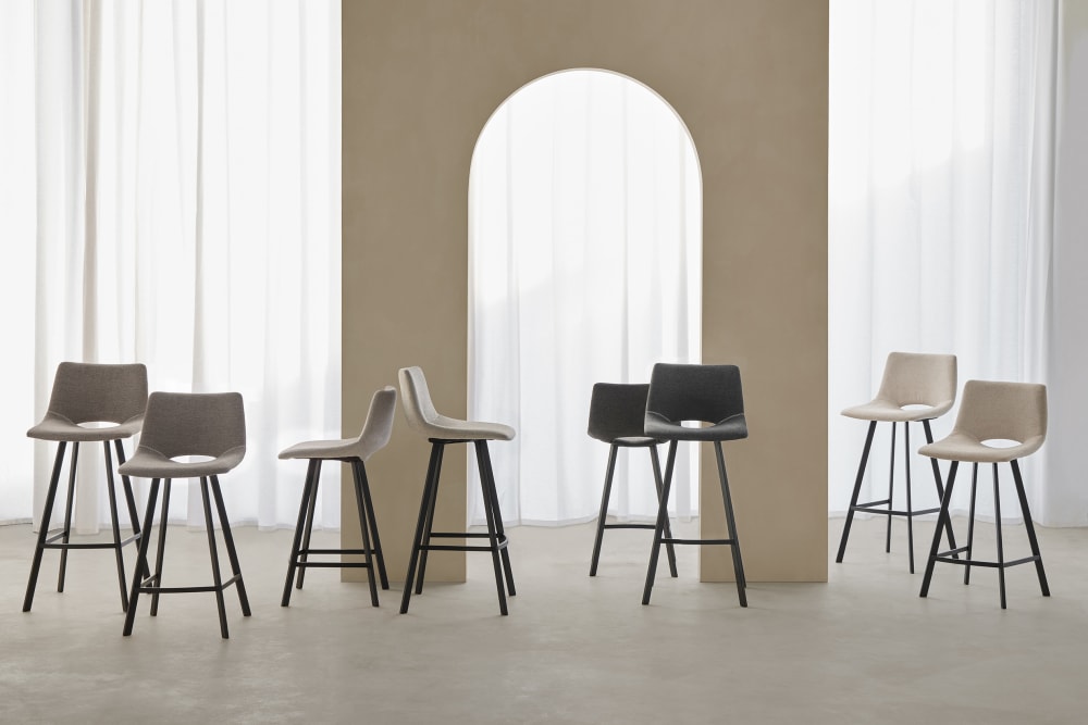 Niedriger Hocker mit Stoff in Hellgrau und Beinen in Schwarz. 49x92x45cm Polyester Grau Koketto Home Möbel Wohnzimmermöbel Hocker