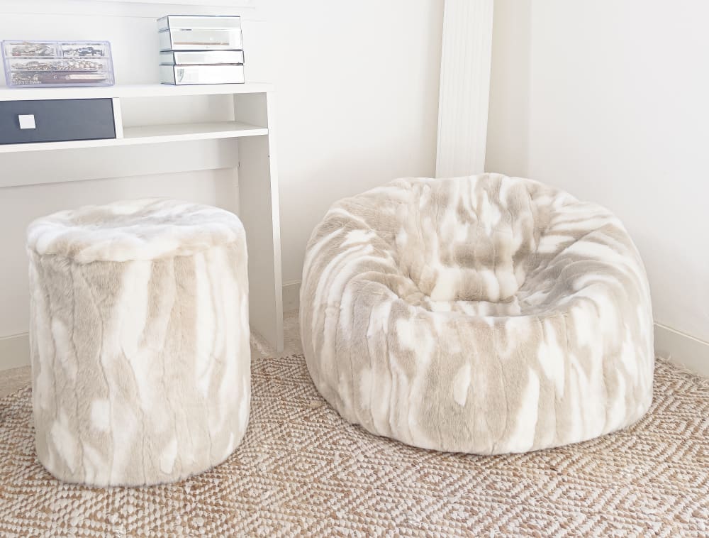Pouf aus Kunstpelz in Beige und Weiß 90x90x70cm Webpelz Beige MX HOME Sofas und Sessel Sessel, Poufs und Fußbänke Sitzsäcke