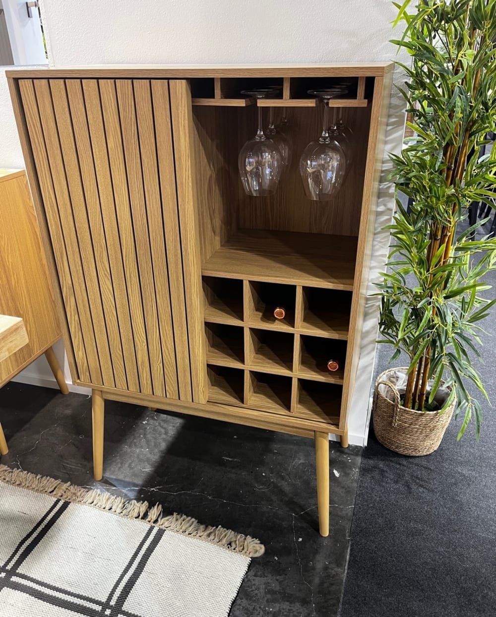 Designer-Minibar aus hellem Holz für 12 Flaschen 80x120x40cm Holz Braun Mathi Design Möbel Esszimmermöbel Barmöbel