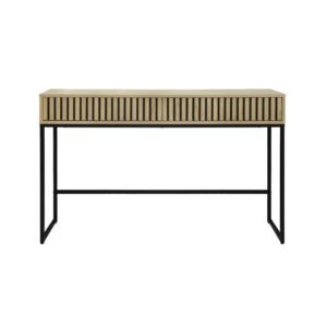 geriffeltes Holzdekor und schwarzes Metall