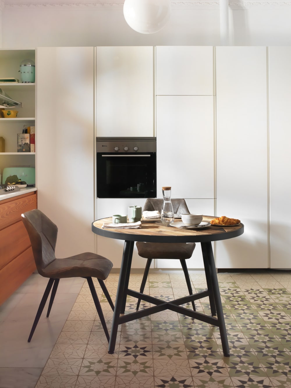 mit schwarzen Metallbeinen