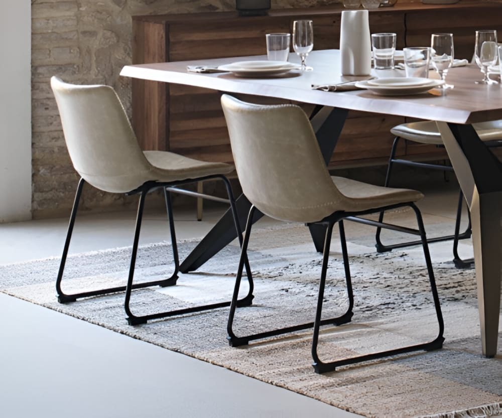 schwarze Metallbeine